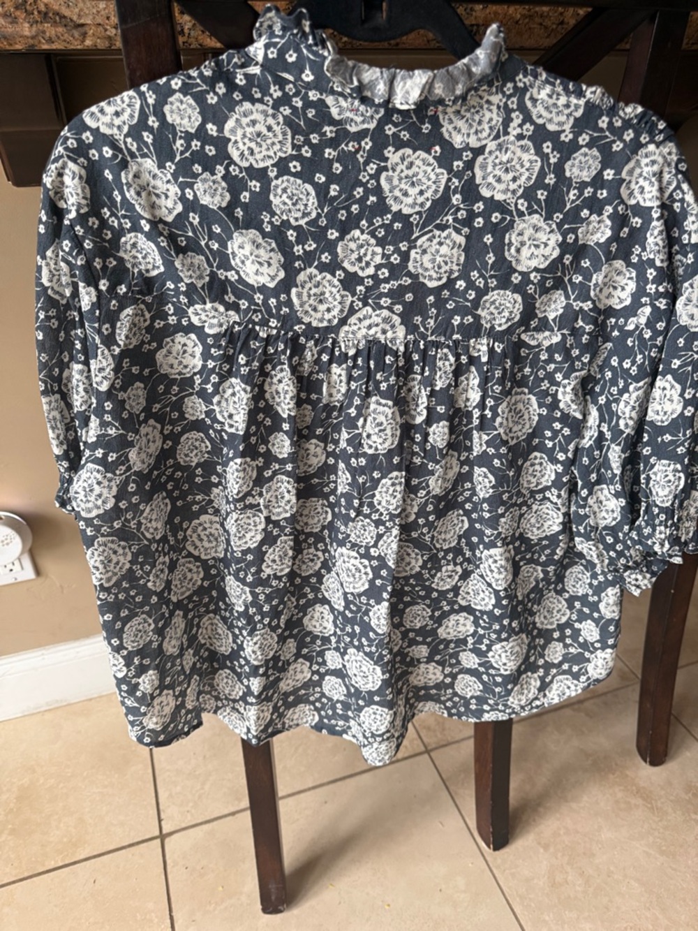 XiRENA Navy and White Floral Ruffled Button Blouse - Picture 3 of 3